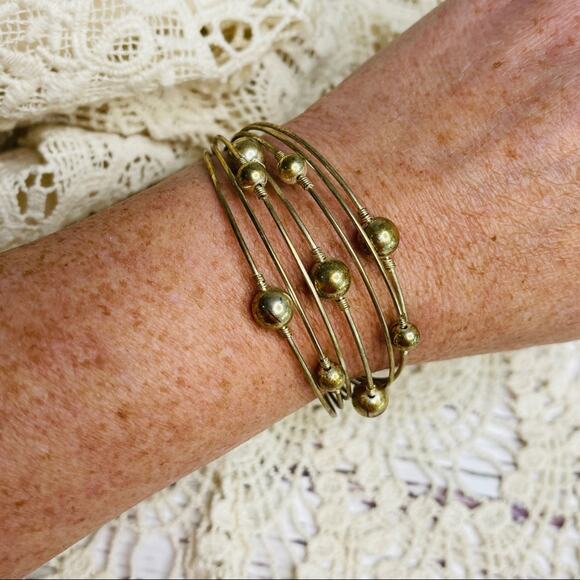 Gold color bracelet thin bands and beads - Picture 4 of 7